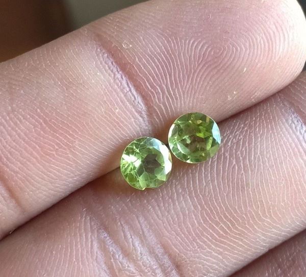 Coppia di peridoti naturali dell&#39;Himalaya