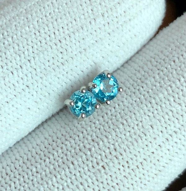 Orecchini in argento con topazi blu naturali del Brasile