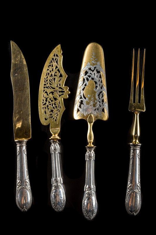 Lot of two dessert and two fish scoops with silver handles