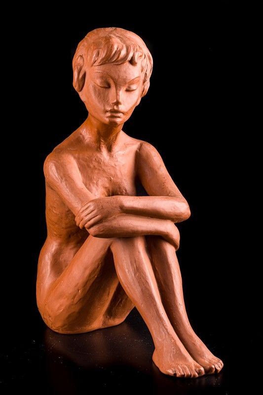 Figura femminile seduta