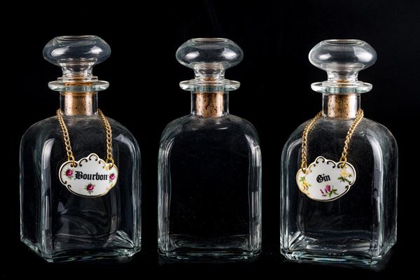 Tre bottiglie da liquore in vetro