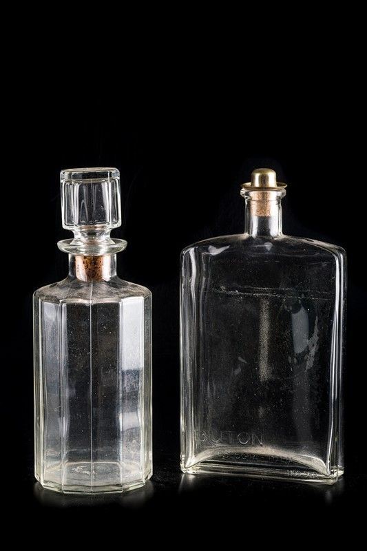 Lotto di due bottiglie da liquore in vetro