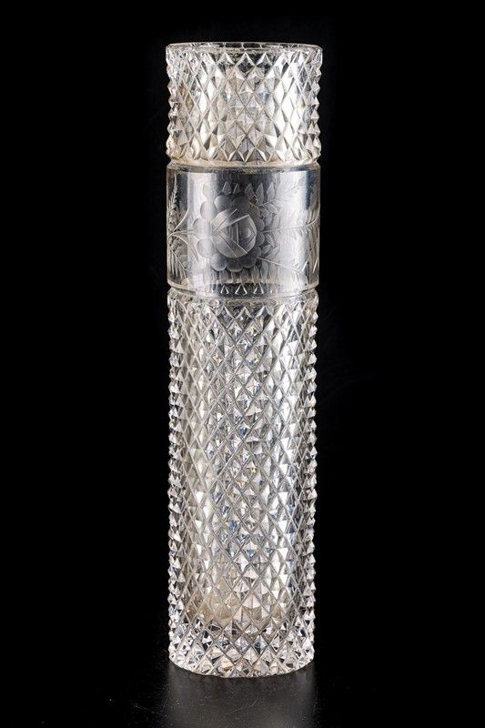 Vase in cut crystal