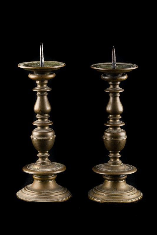 Coppia di portaceri in bronzo