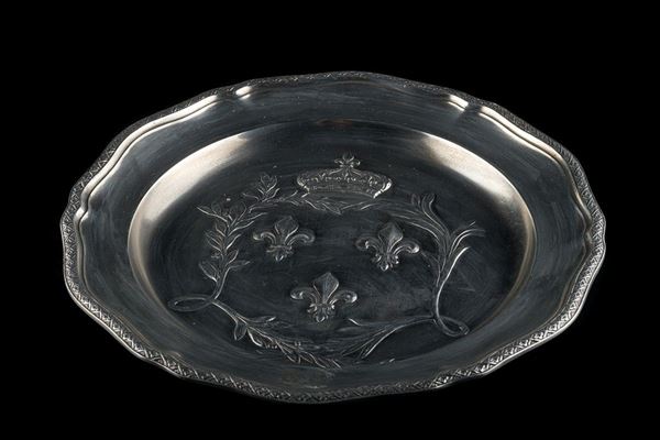 Plate in silver metal