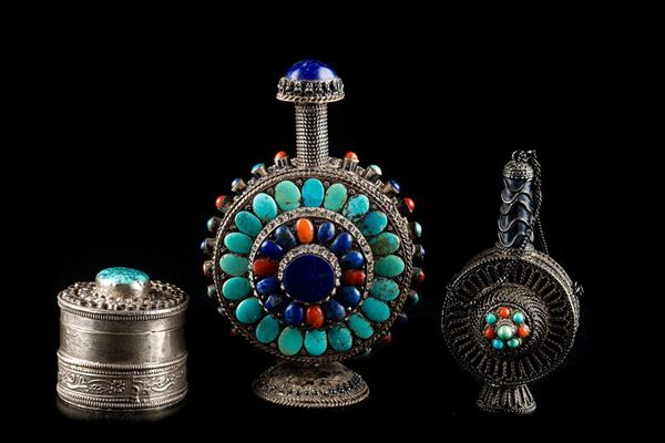 Due boccette portaprofumo e una scatolina in argento e pietre dure