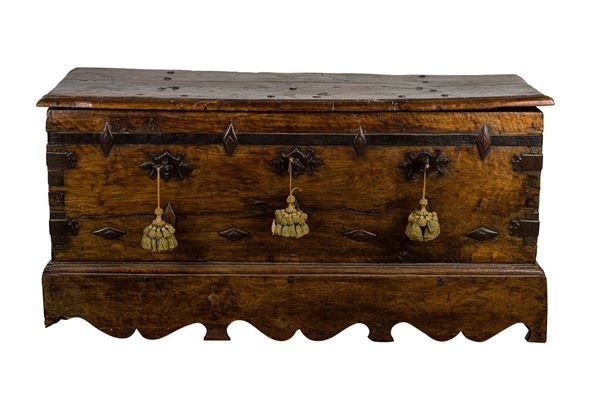 Chest in walnut