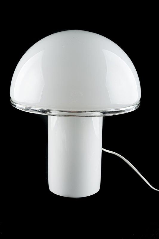 Lampada da tavolo, da Artemide modello Onfale