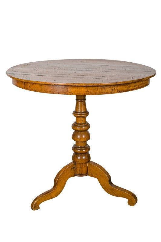 Round coffee table in walnut