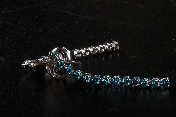 Pair of 18 kt white gold pendant earrings