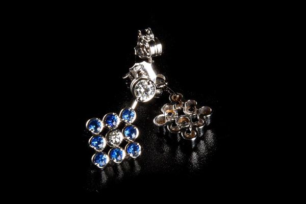 Pendant earrings in 18 kt white gold
