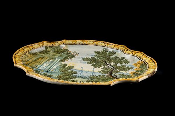 Piatto in ceramica a bordo mistilineo