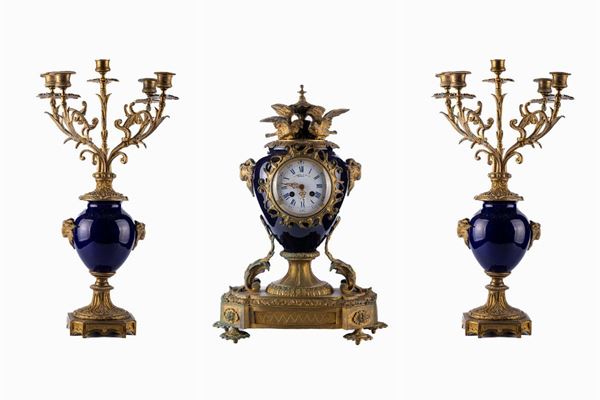 Trittico in bronzo dorato e porcellana blu cobalto
