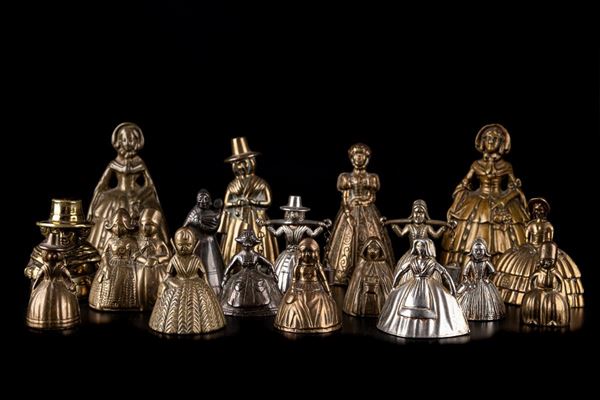 Collezione di diciotto campanelle a forma di dama