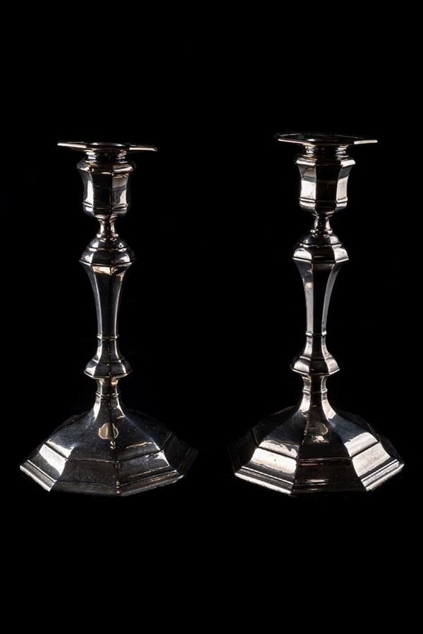 Coppia di candelieri in argento