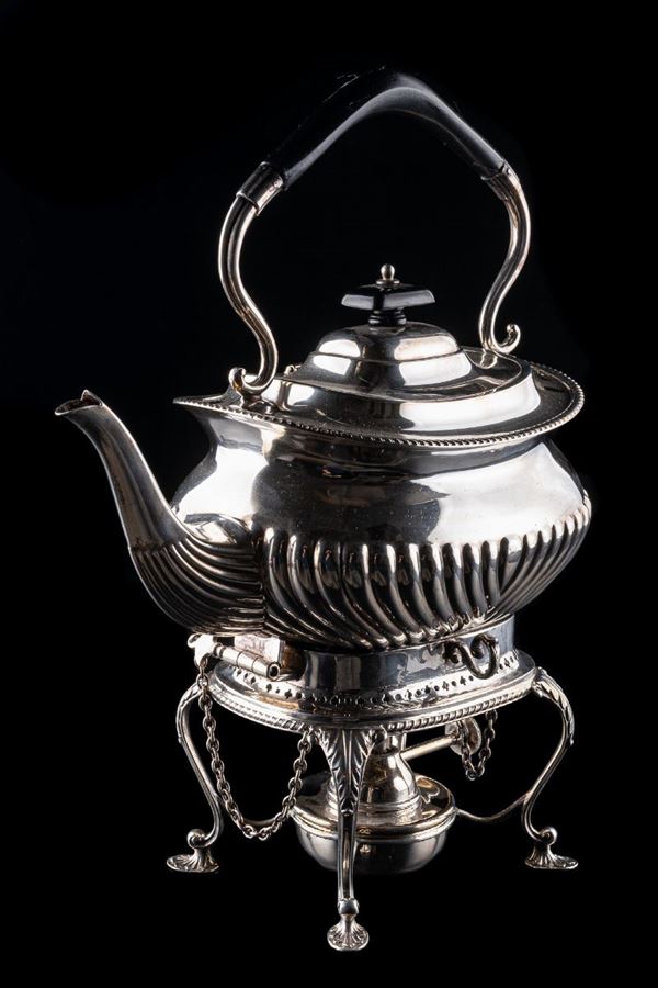 Tea kettle in argento
