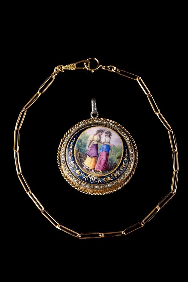 Collana e ciondolo in oro e metallo