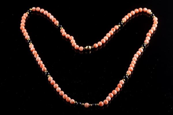 Collana in oro 18 kt, corallo e onice