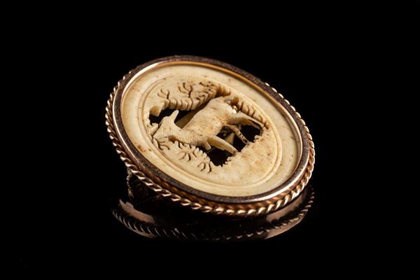 Low gold brooch