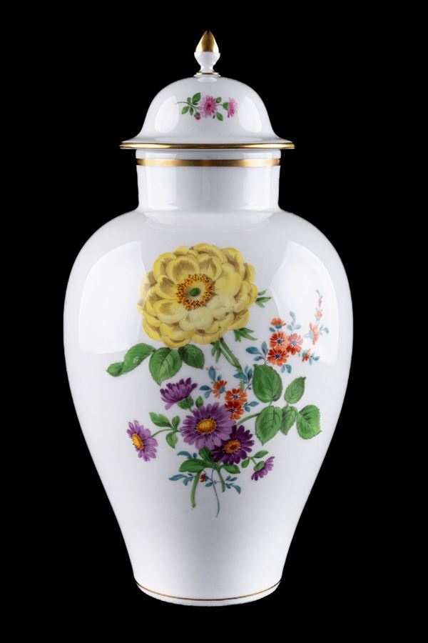 Potiche in porcelain