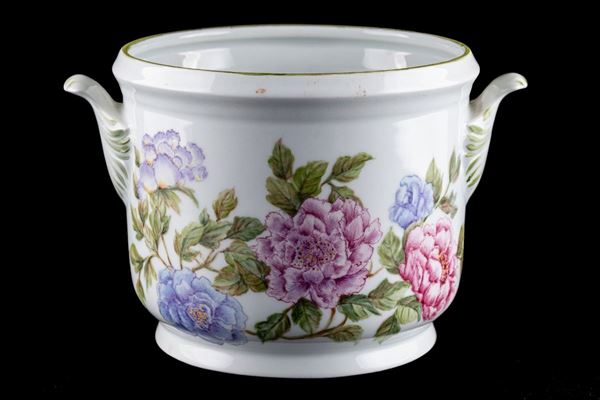 Ice cream maker in white porcelain