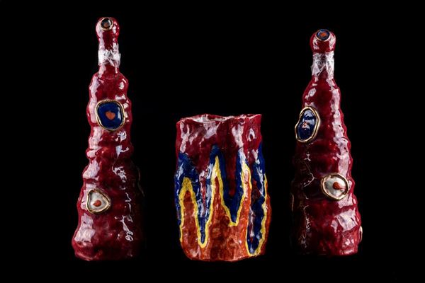 Lot of two bottles and a vase