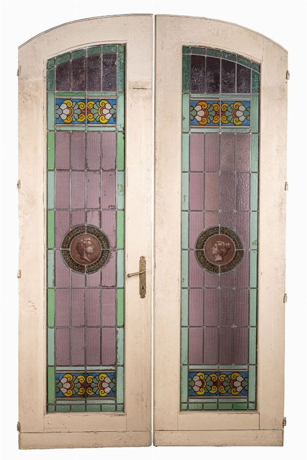 Porta in legno a doppia anta a semi arco
