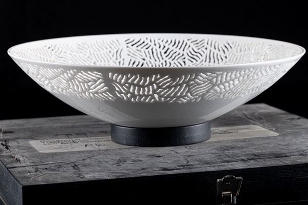 Centerpiece in porcelain