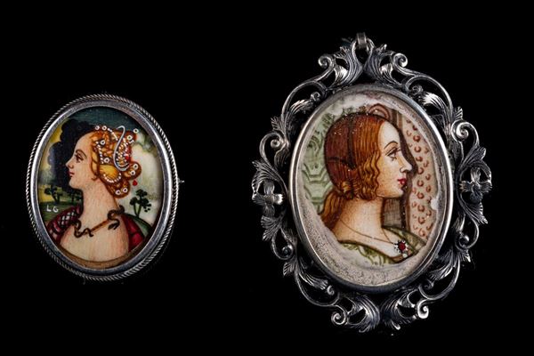 Lot of two brooches / pendants in 800 silver