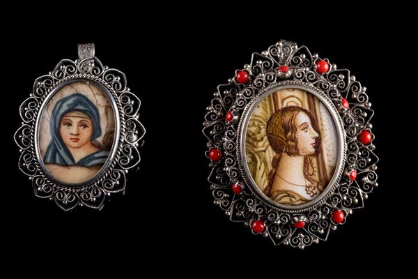 Lot of two brooches / pendants in 800 silver