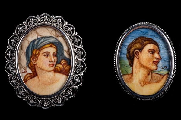 Lot of two brooches / pendants in 800 silver