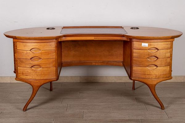 Bean-shaped desk