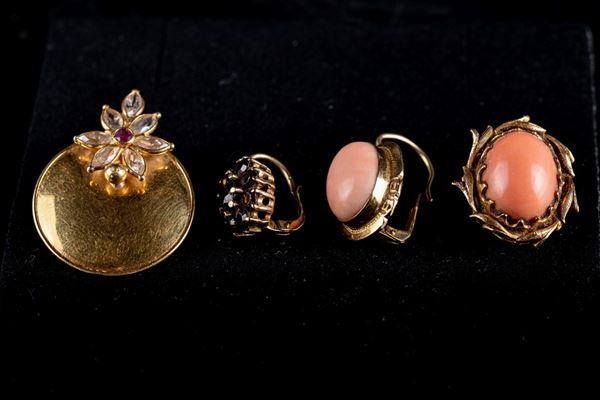 Lot of 4 unmatched earrings in 750/1000 gold
