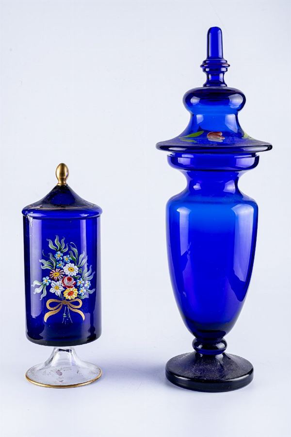 Lot of two vases with lids