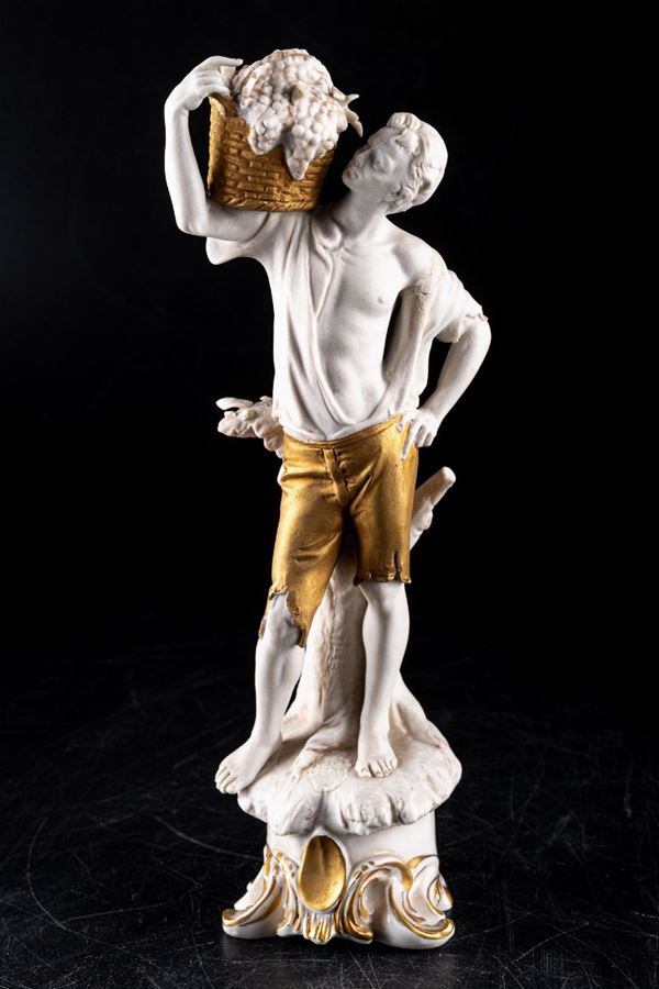 Giovane con canestro di uva