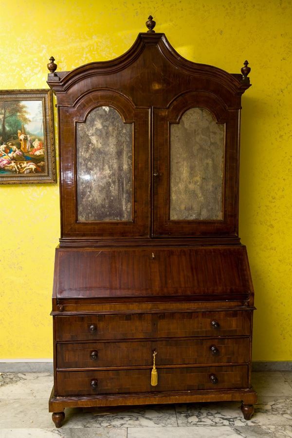 Drop-down chest of drawers