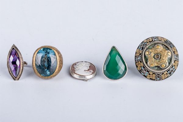 Lot of 4 rings and 1 cameo