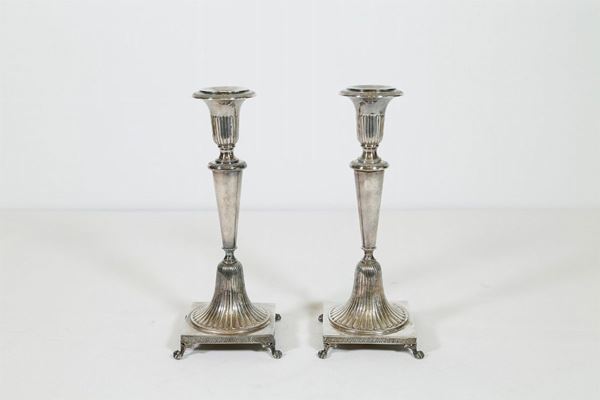Coppia di candelieri in argento 800/1000  - Asta Fine Art e arredi con una selezione di opere proveniente da un collezionista privato - DAMS Casa d'Aste