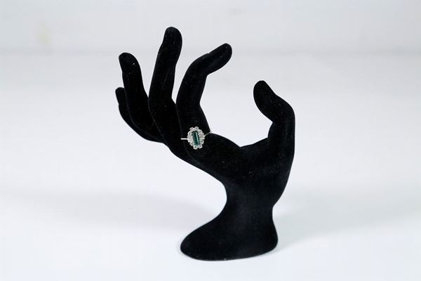 Anello in oro bianco 750/1000  - Asta Fine Art e arredi con una selezione di opere proveniente da un collezionista privato - DAMS Casa d'Aste