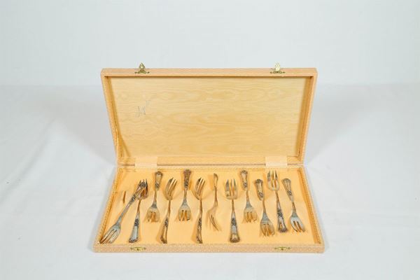 Lot of 12 dessert forks in 800/1000 silver