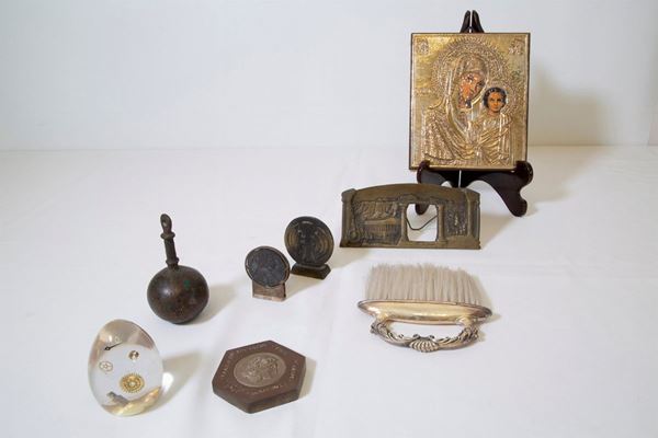 Lotto di 8 oggetti  - Asta Fine Art e arredi con una selezione di opere proveniente da un collezionista privato - DAMS Casa d'Aste