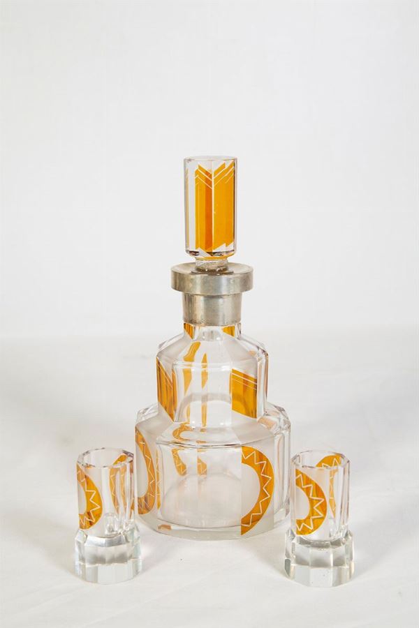 Bottiglia da liquore con due bicchieri 