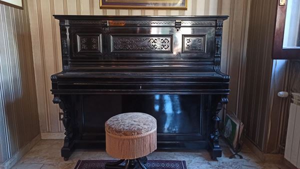 Pianoforte verticale con sgabello