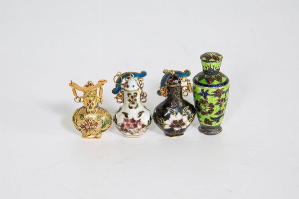 Lot of 4 snuff bottles