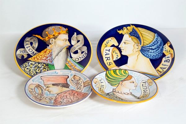 Lotto di 4 piatti in maiolica