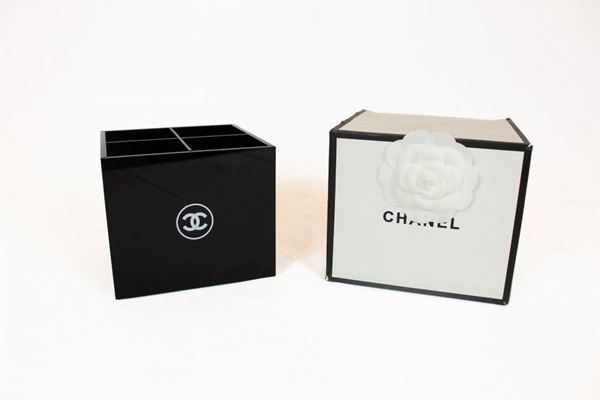 "Chanel" brush holder