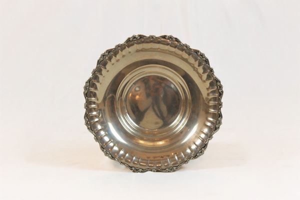 Piatto centrotavola in argento 800/1000  (Italia, seconda metà XX secolo)  - Asta Importanti arredi antichi e moderni provenienti da illustri collezioni romane - DAMS Casa d'Aste