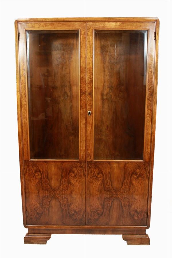 Showcase with two doors