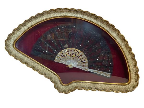 Ventaglio in bacheca  (Prima)  - Auction Antique and Modern Furnishings - Web Only - DAMS Casa d'Aste
