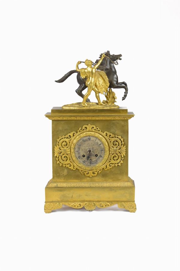 Orologio a pendolo in bronzo con scena equestre